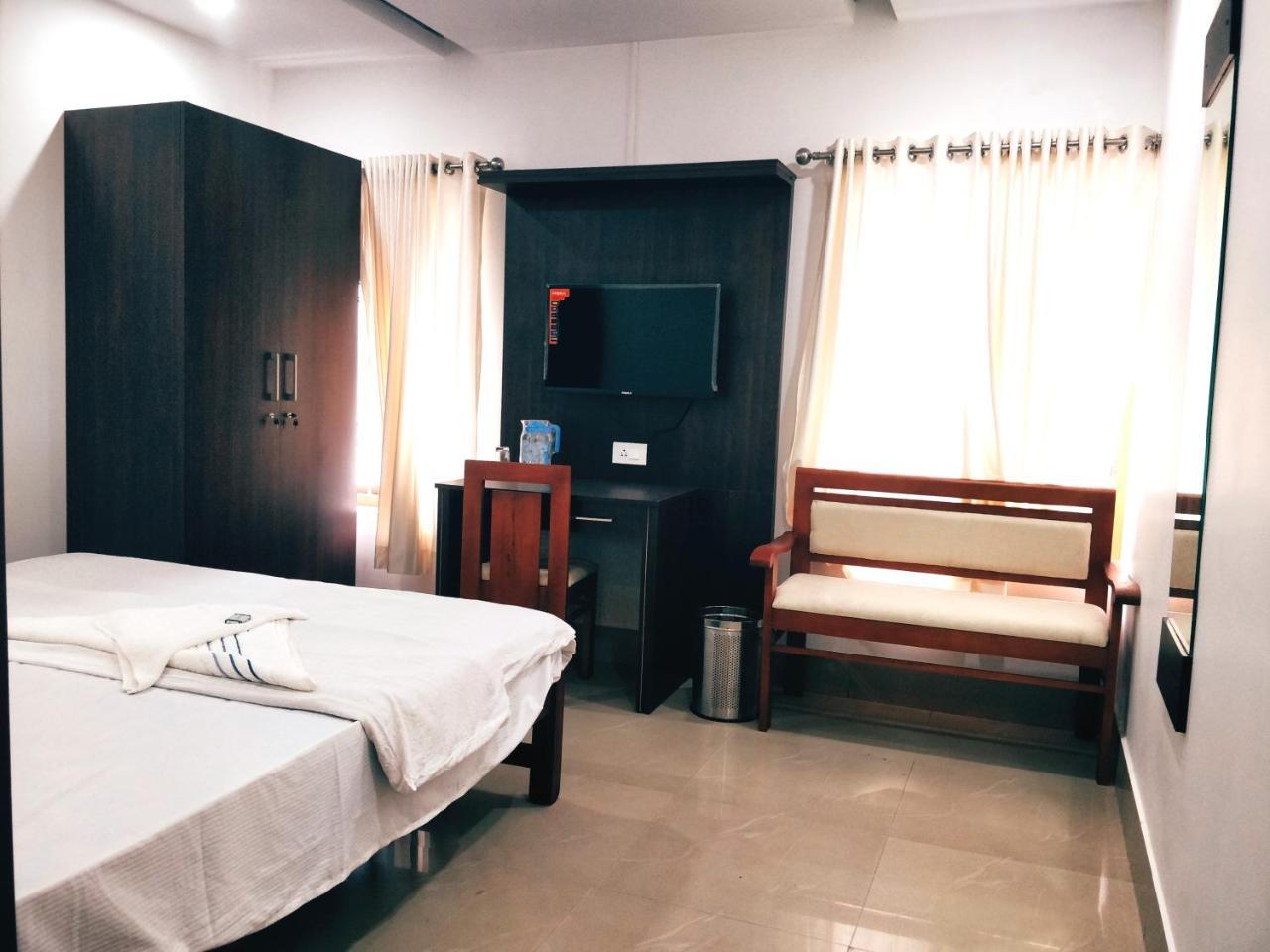 Prajapuri Hotel Thrissur Экстерьер фото